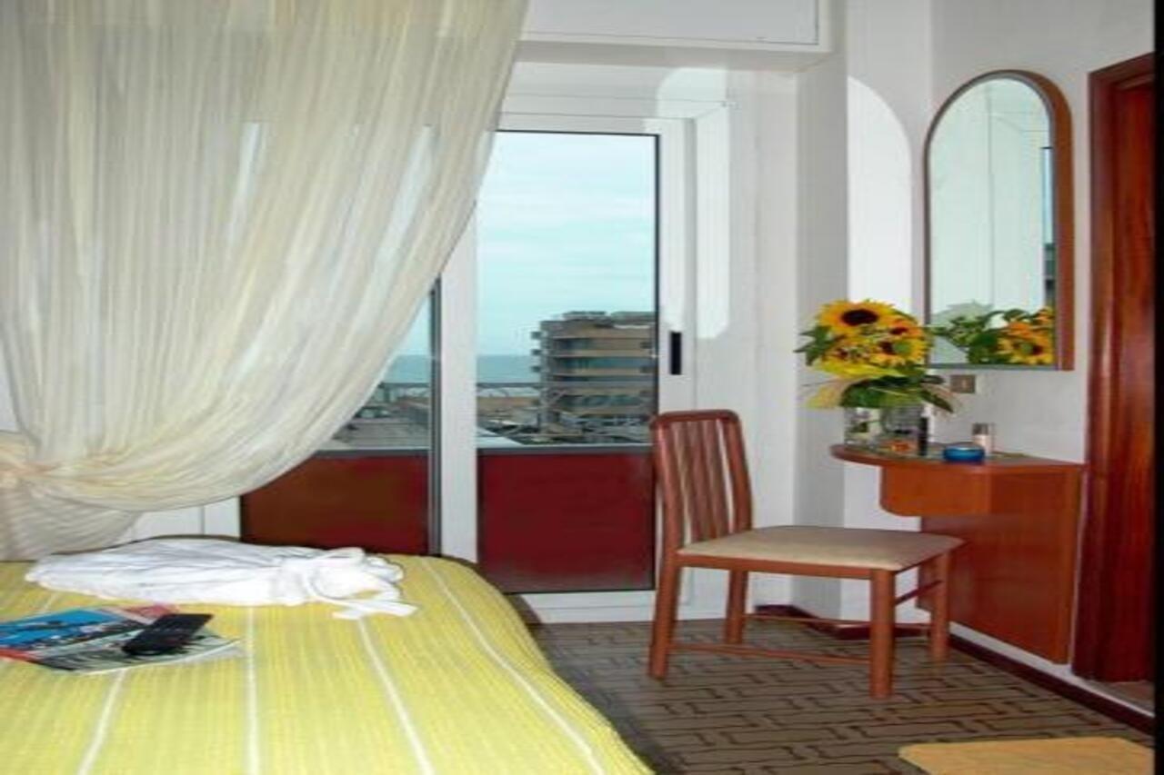 Hotel Alfredo'S Ріміні Екстер'єр фото